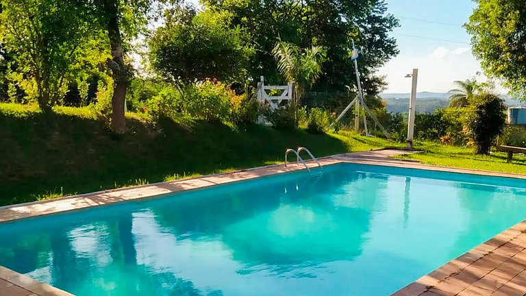 Chalé Confortável e Completo com piscina