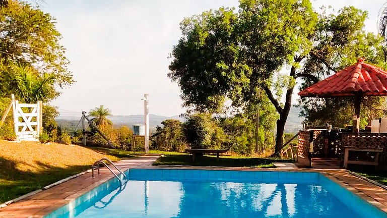 Chalé Confortável e Completo com piscina
