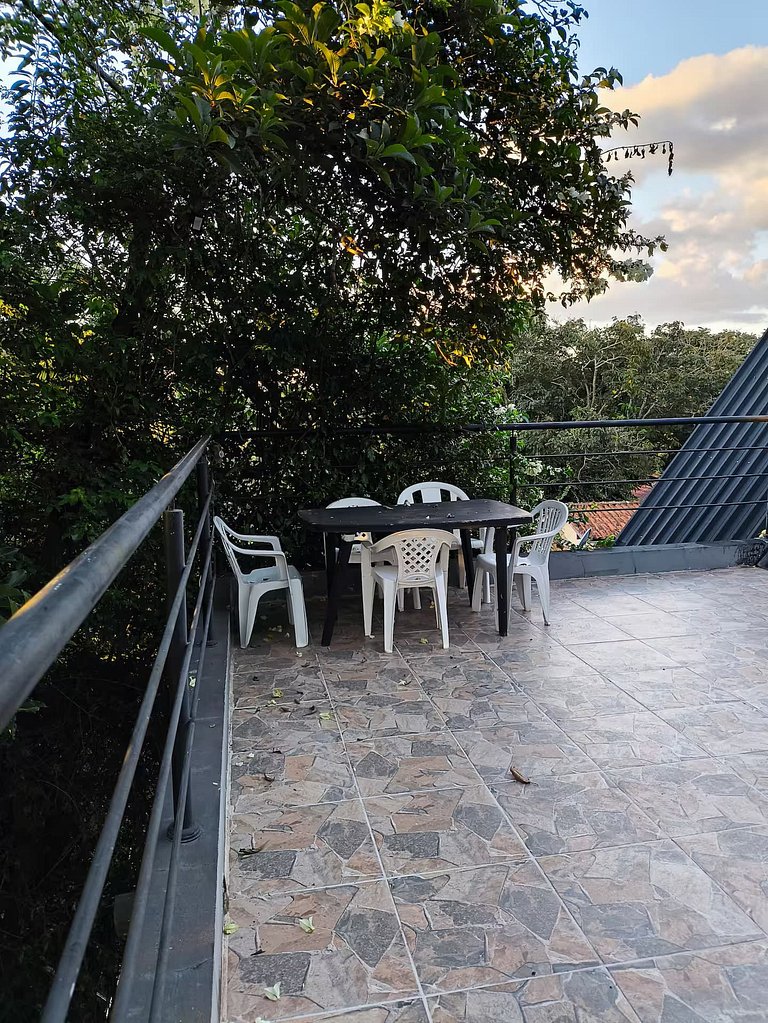 Um Refúgio em Piracaia com piscina e lago