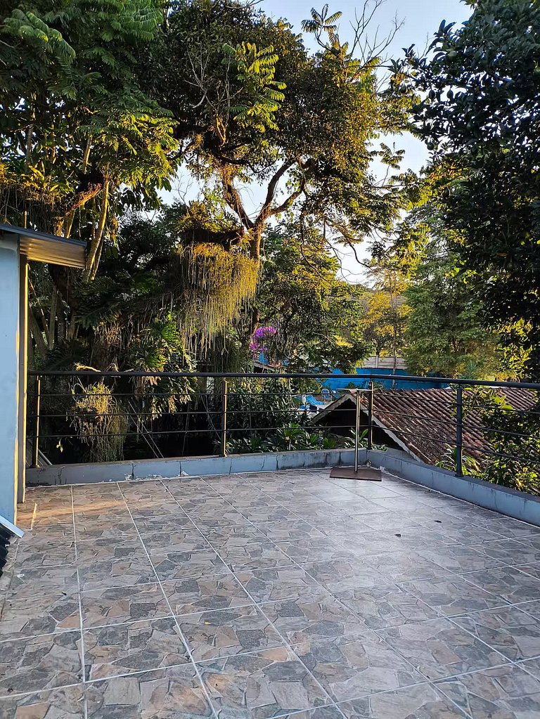 Um Refúgio em Piracaia com piscina e lago