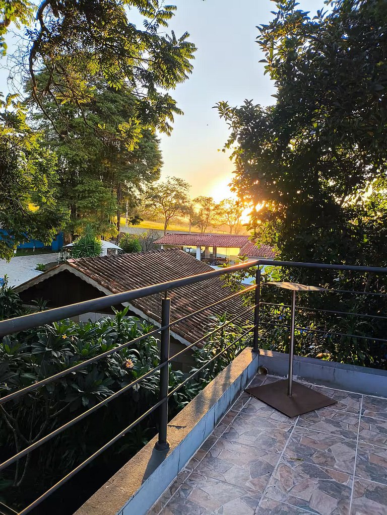 Um Refúgio em Piracaia com piscina e lago