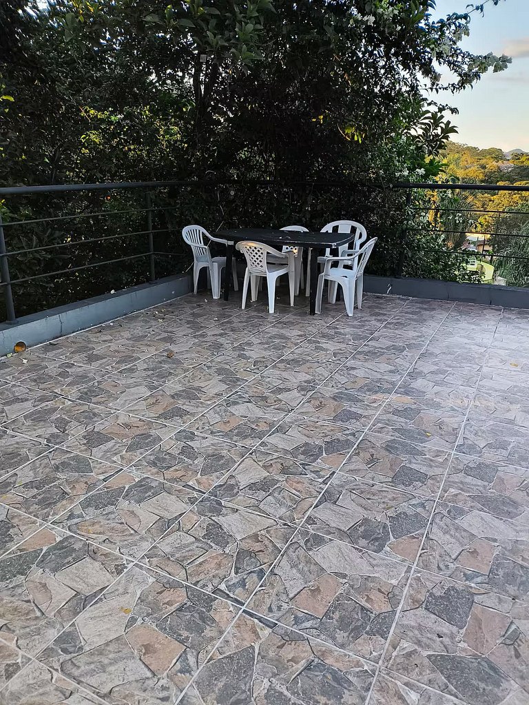 Um Refúgio em Piracaia com piscina e lago