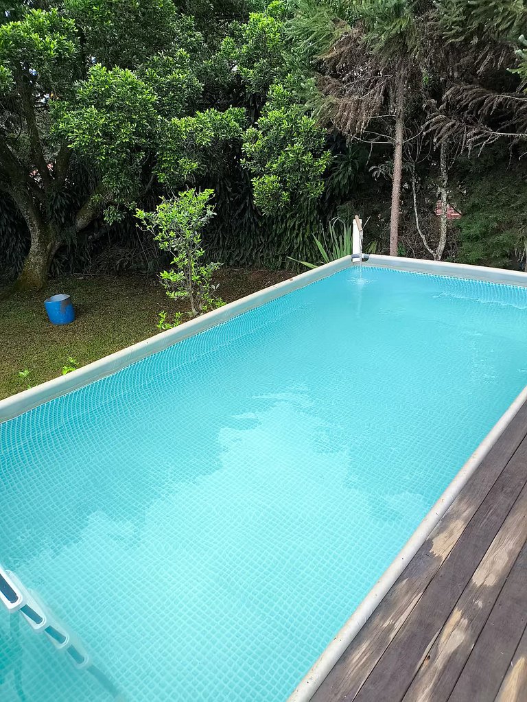 Um Refúgio em Piracaia com piscina e lago