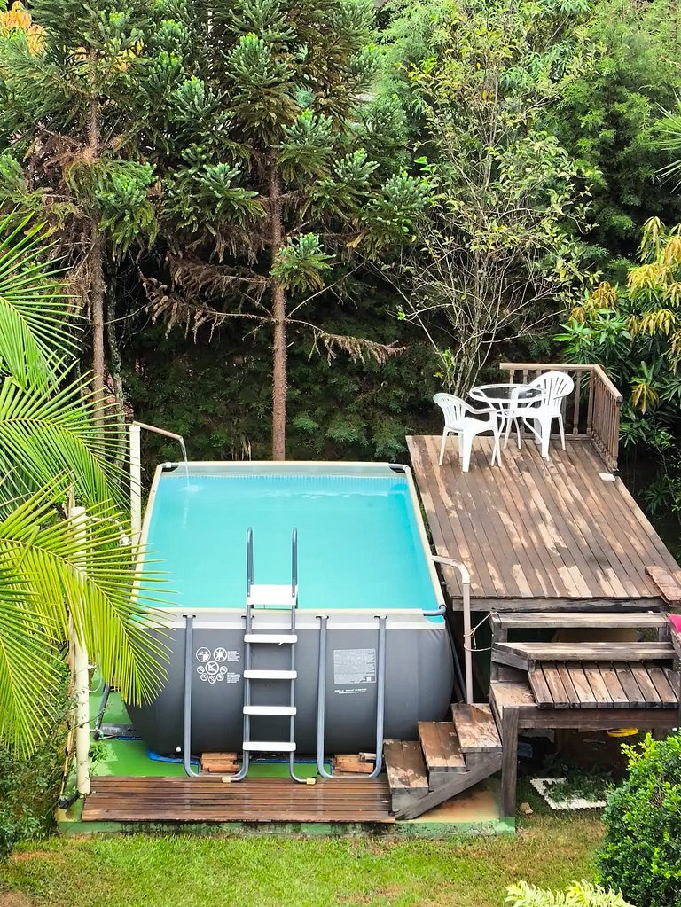 Um Refúgio em Piracaia com piscina e lago