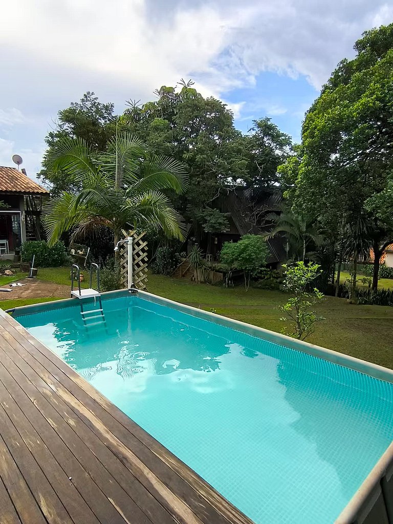 Um Refúgio em Piracaia com piscina e lago