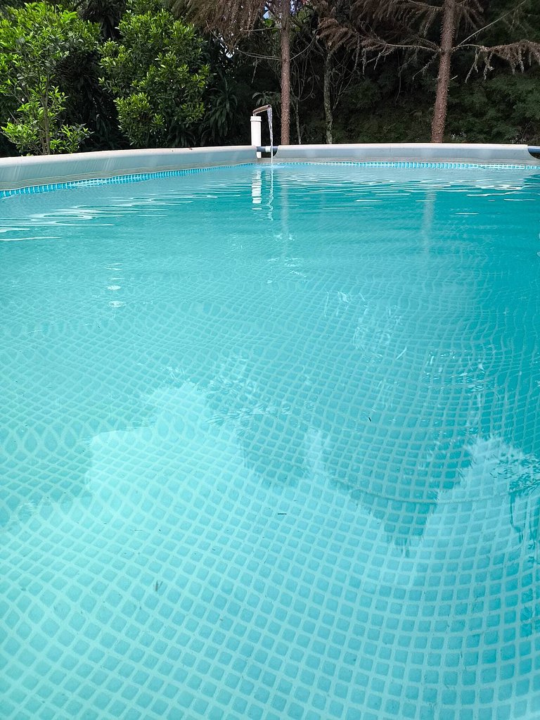 Um Refúgio em Piracaia com piscina e lago