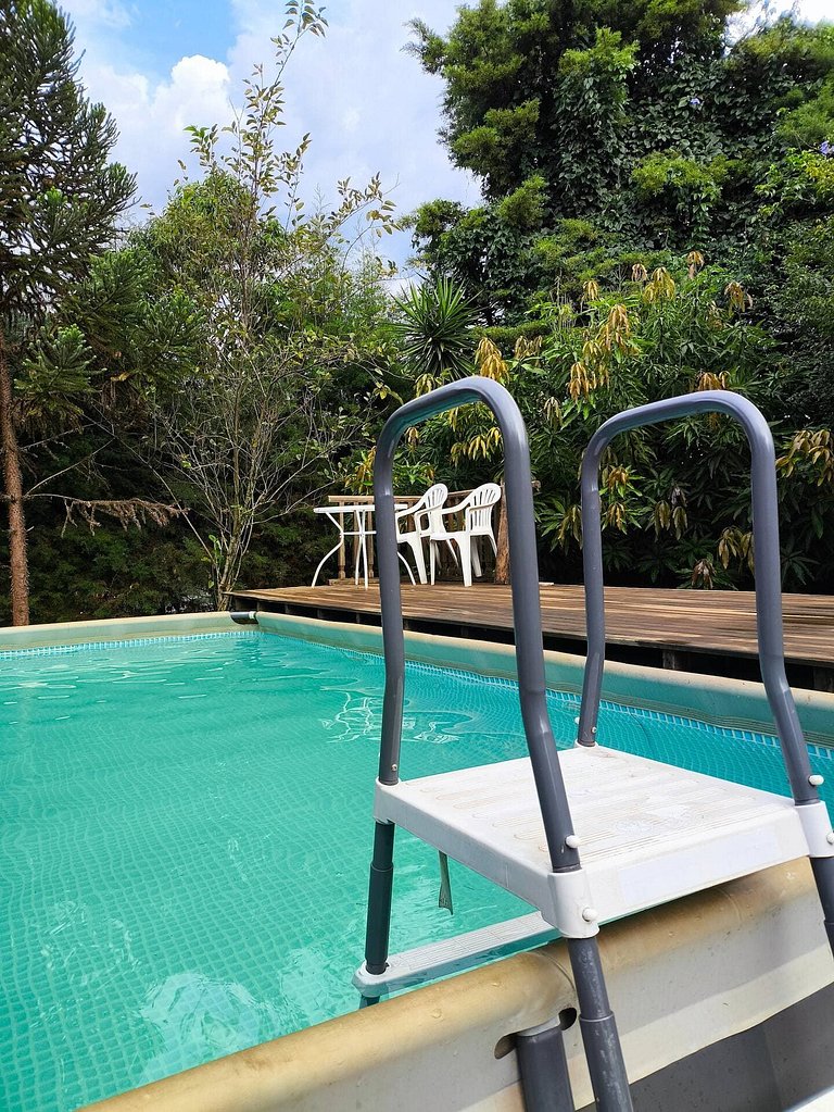 Um Refúgio em Piracaia com piscina e lago