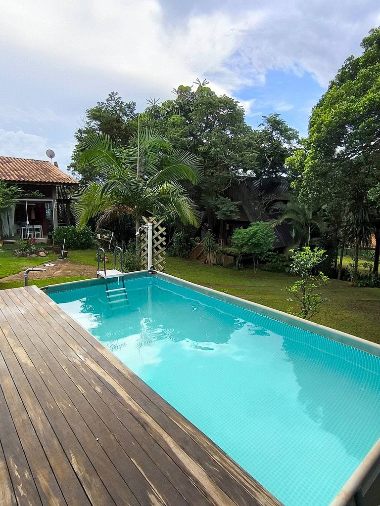 Um Refúgio em Piracaia com piscina e lago