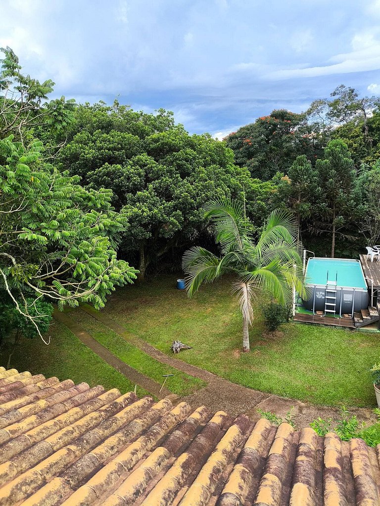 Um Refúgio em Piracaia com piscina e lago