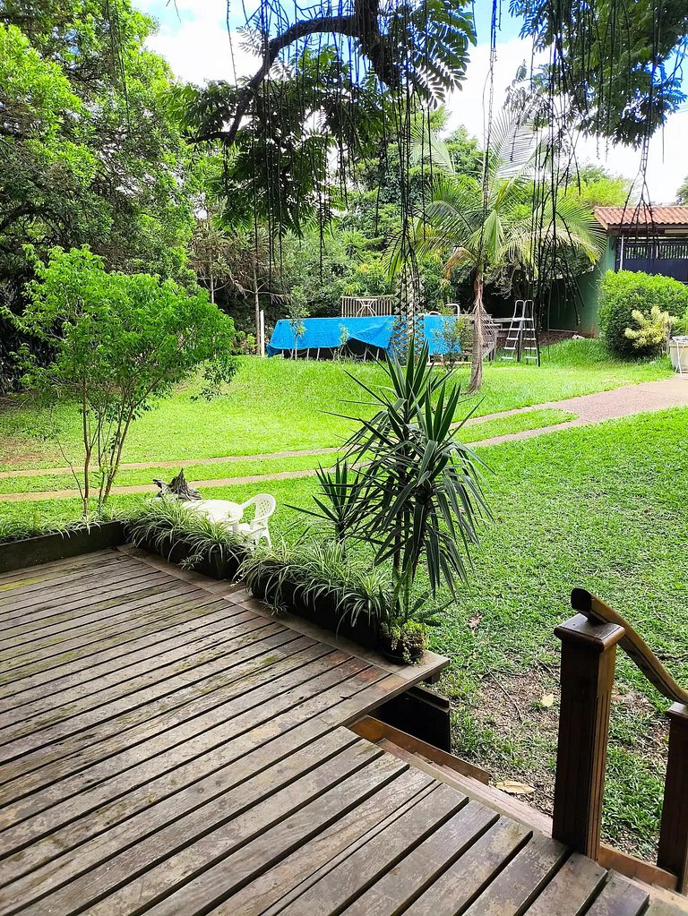 Um Refúgio em Piracaia com piscina e lago