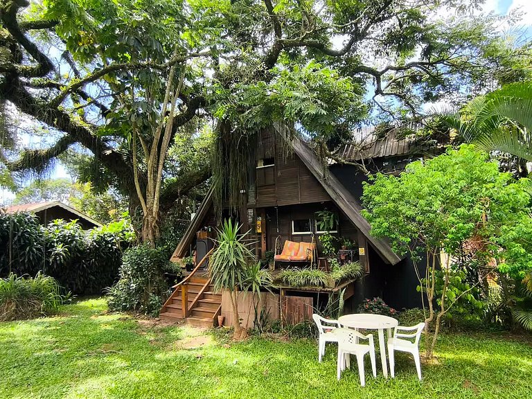 Um Refúgio em Piracaia com piscina e lago