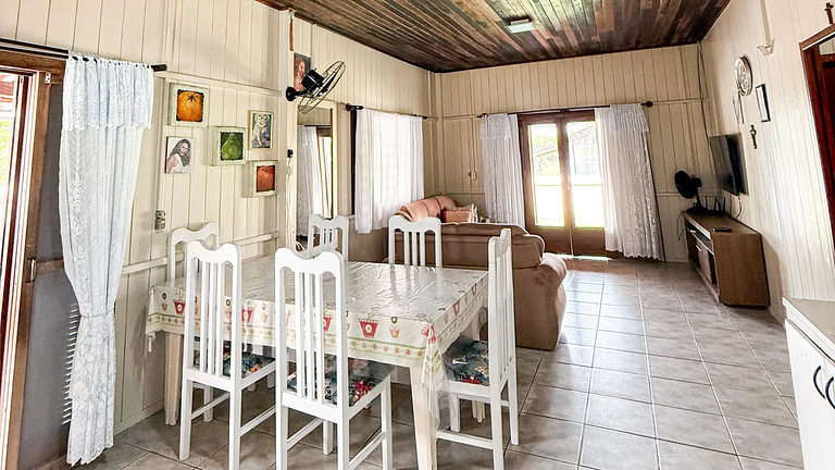 Casa aconchegante com piscina e churrasqueira