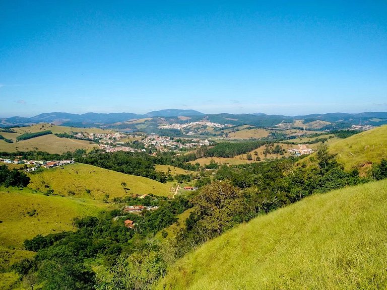 Um Refúgio em Piracaia com piscina e lago
