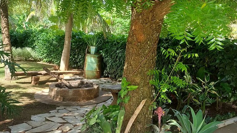 Casa no campo com piscina e churrasqueira