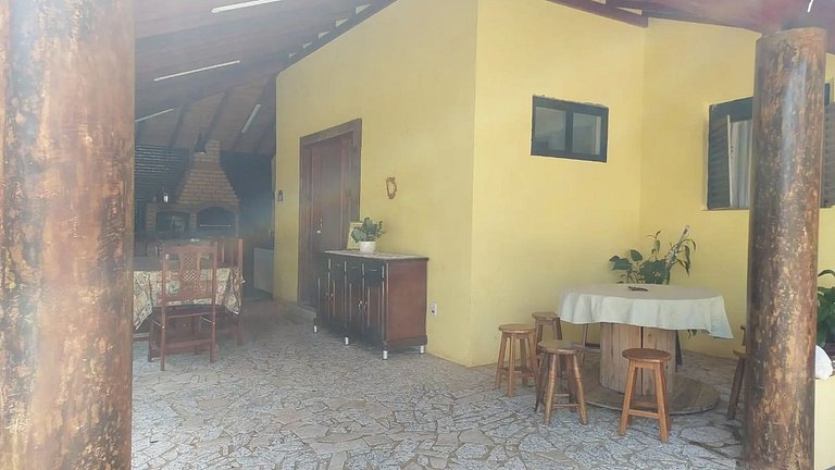 Casa no campo com piscina e churrasqueira