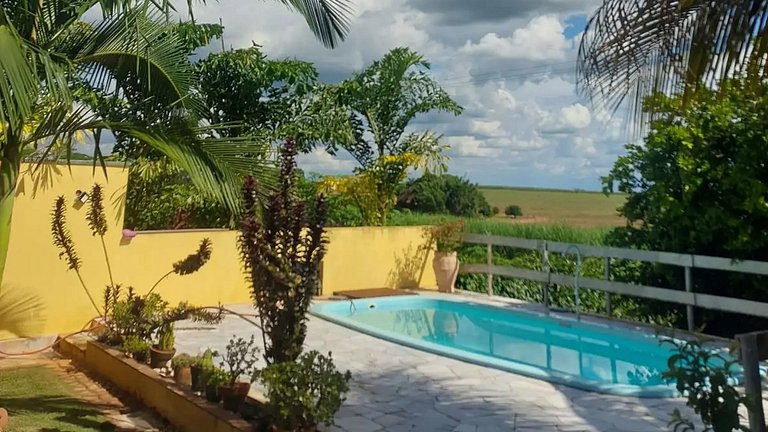 Casa no campo com piscina e churrasqueira