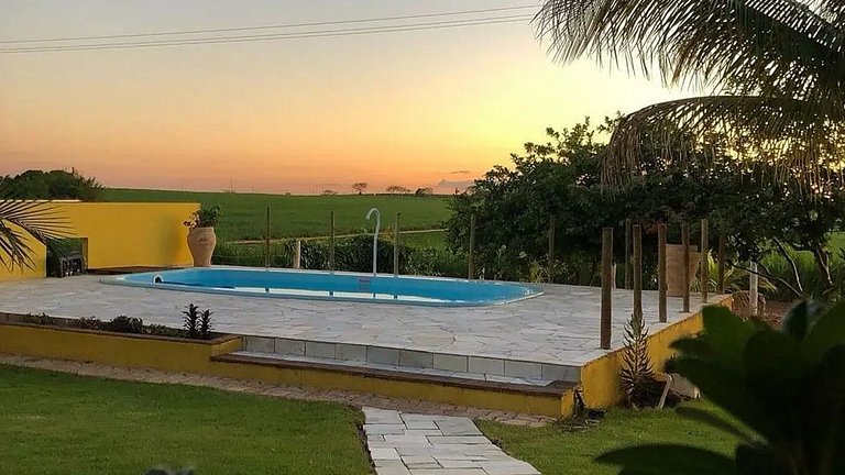 Casa no campo com piscina e churrasqueira