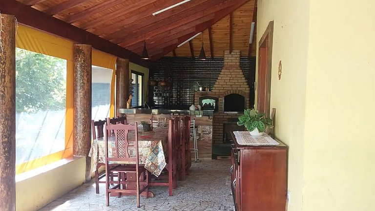 Casa no campo com piscina e churrasqueira