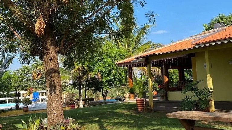 Casa no campo com piscina e churrasqueira
