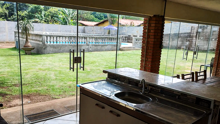 Casa Espaçosa em Atibaia: Piscina e Churrasqueira