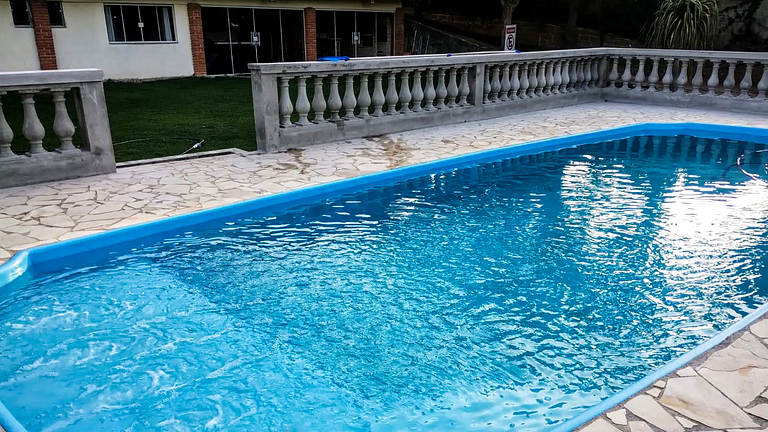 Casa Espaçosa em Atibaia: Piscina e Churrasqueira