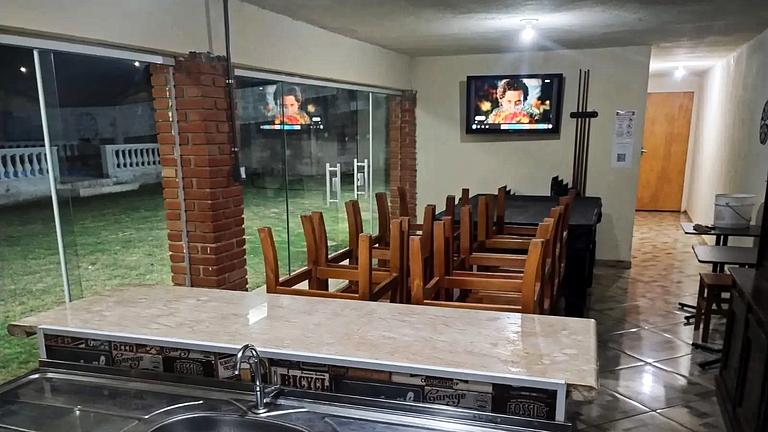 Casa Espaçosa em Atibaia: Piscina e Churrasqueira