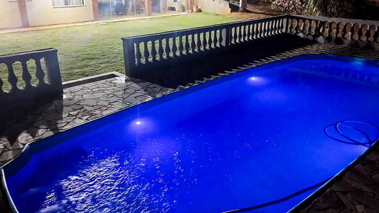 Casa Espaçosa em Atibaia: Piscina e Churrasqueira