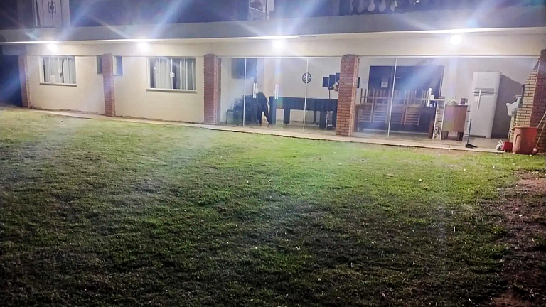 Casa Espaçosa em Atibaia: Piscina e Churrasqueira