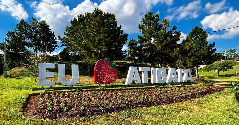 Casa Espaçosa em Atibaia: Piscina e Churrasqueira