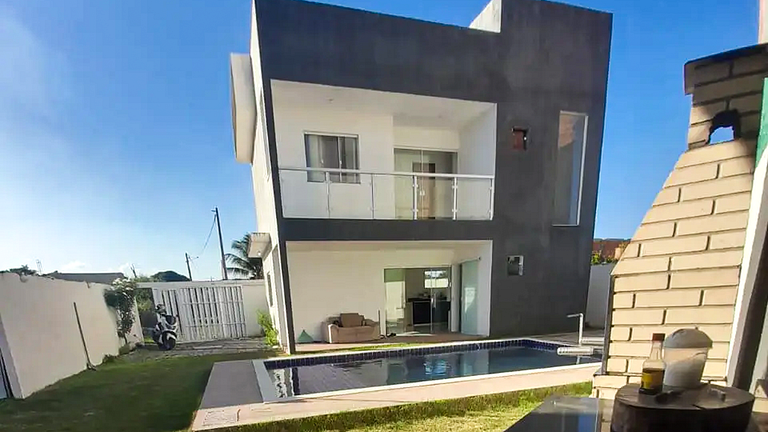Casa com Piscina e Churrasqueira em Arembepe