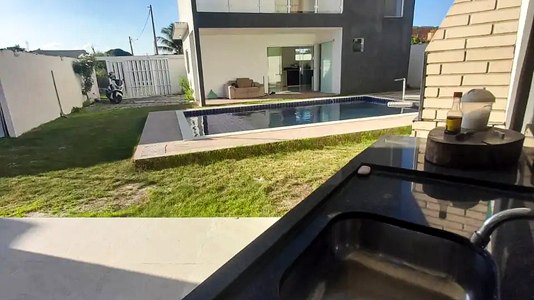 Casa com Piscina e Churrasqueira em Arembepe