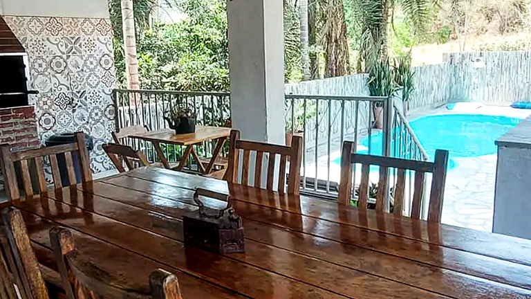 Casa Nobre com Piscina e Churrasqueira