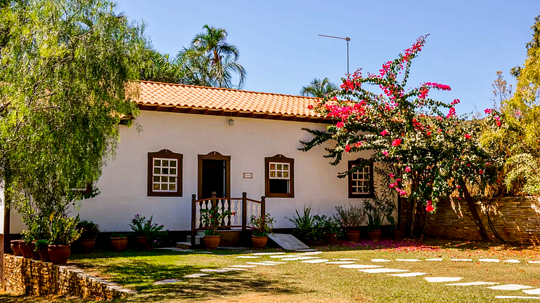 Casa Nobre com Piscina e Churrasqueira
