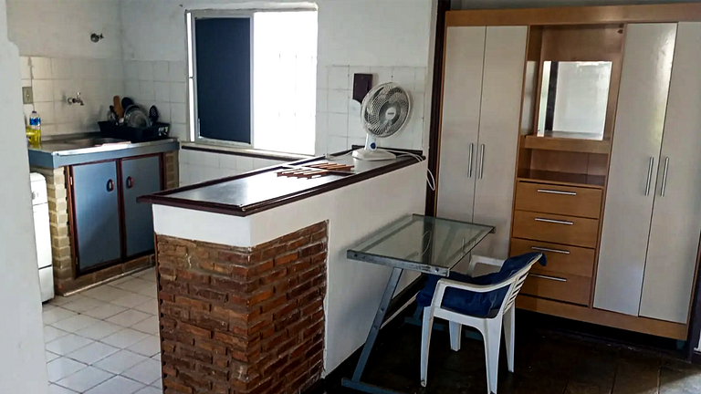 Kitnet com Piscina e Churrasqueira Compartilhadas