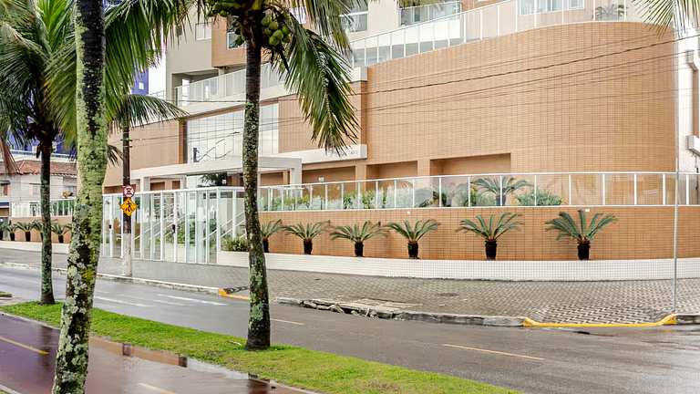 Praia Grande: Apto Pé na Areia c/ Churrasqueira