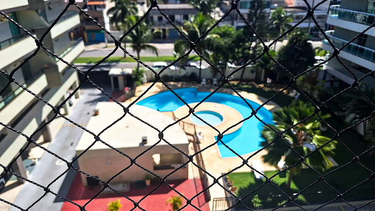 Apto em Cabo Frio com Piscina e Garagem