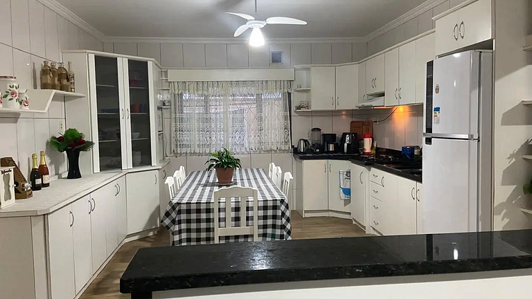 Casa 4 Quartos com Ar Condicionado e Churrasqueira