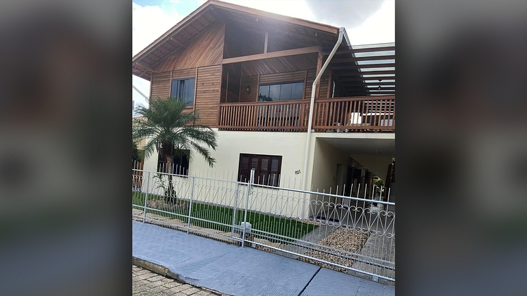 Casa 4 Quartos com Ar Condicionado e Churrasqueira