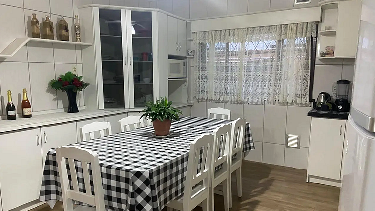 Casa 4 Quartos com Ar Condicionado e Churrasqueira