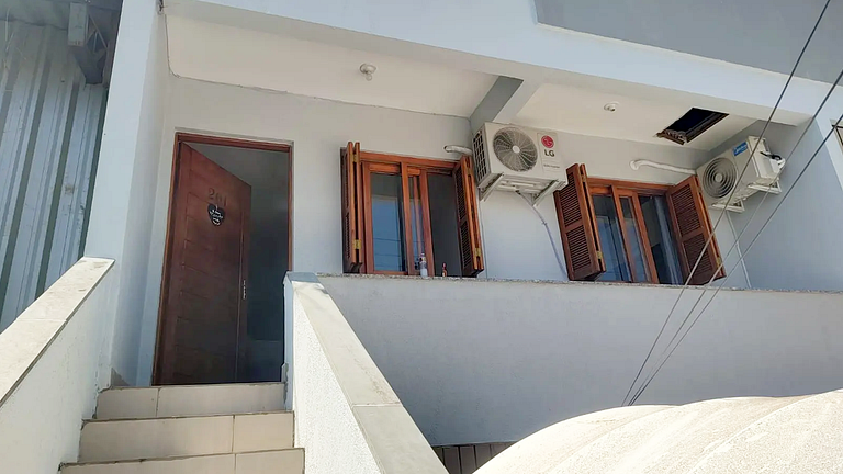 Apartamento Espaçoso c/ Ar Condicionado e Cozinha