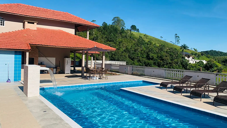 4 suítes em Paraibuna com Piscina e Churrasqueira