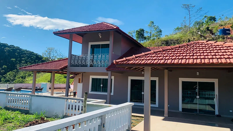 4 suítes em Paraibuna com Piscina e Churrasqueira