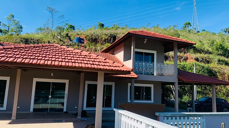 4 suítes em Paraibuna com Piscina e Churrasqueira