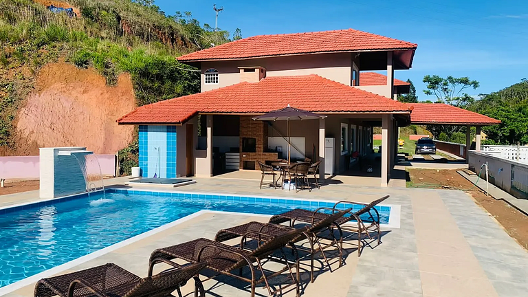 4 suítes em Paraibuna com Piscina e Churrasqueira