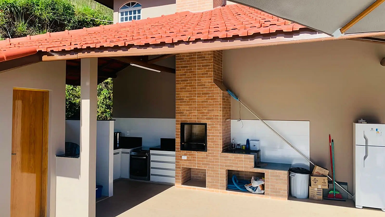 4 suítes em Paraibuna com Piscina e Churrasqueira