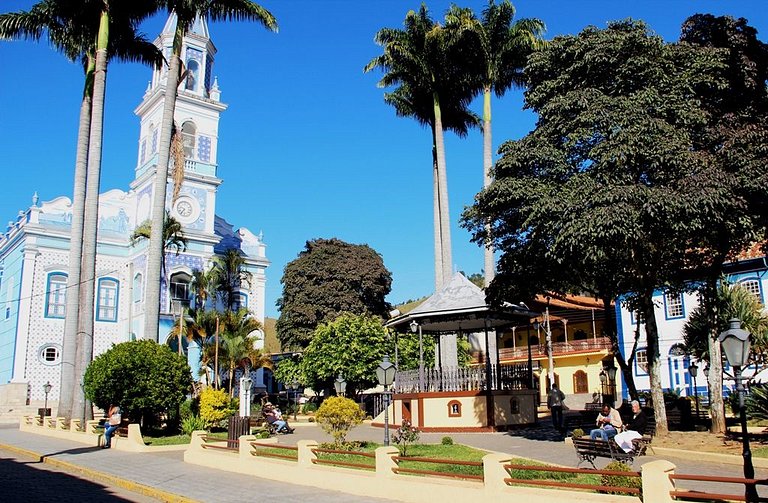 4 suítes em Paraibuna com Piscina e Churrasqueira