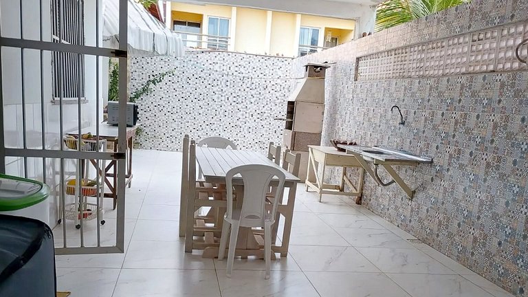 Casa com 5 suítes e Churrasqueira para 12 pessoas