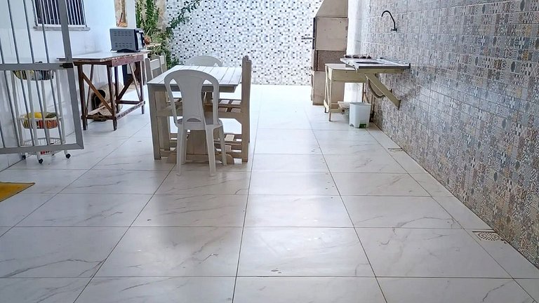 Casa com 5 suítes e Churrasqueira para 12 pessoas