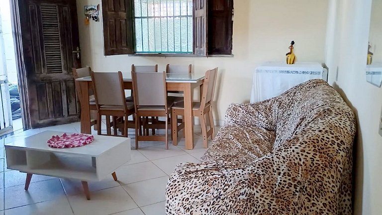 Casa com 5 suítes e Churrasqueira para 12 pessoas