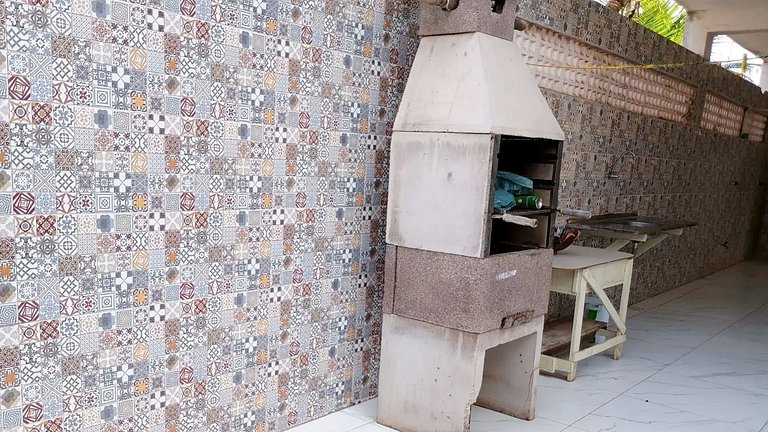 Casa com 5 suítes e Churrasqueira para 12 pessoas